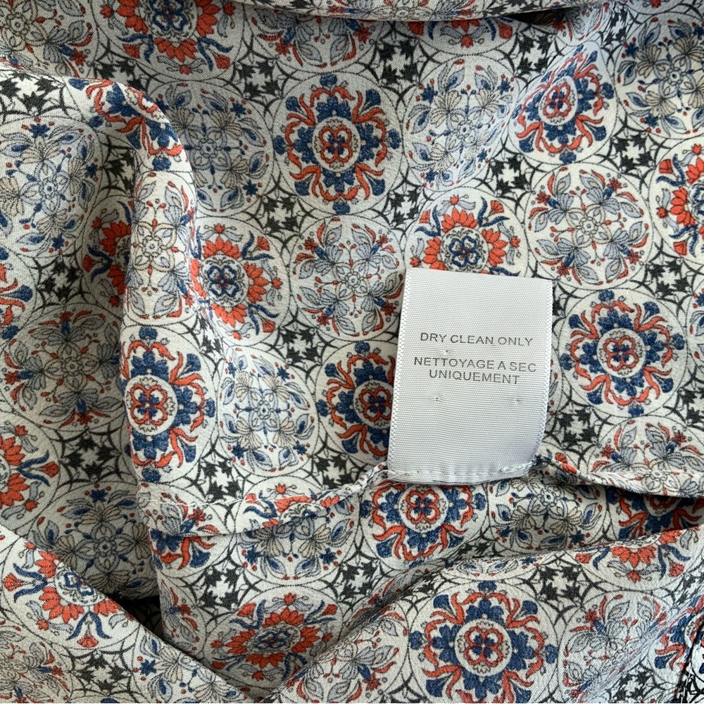 Joie Women's V-neck 100% silk long sleeve‎ button up blouse. Size small - Picture 7 of 9